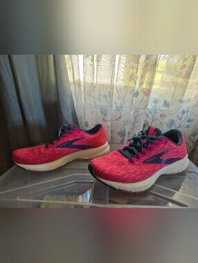 Brooks Pink Womens Size. 10 Like new! :) $60 or Nest Offer!